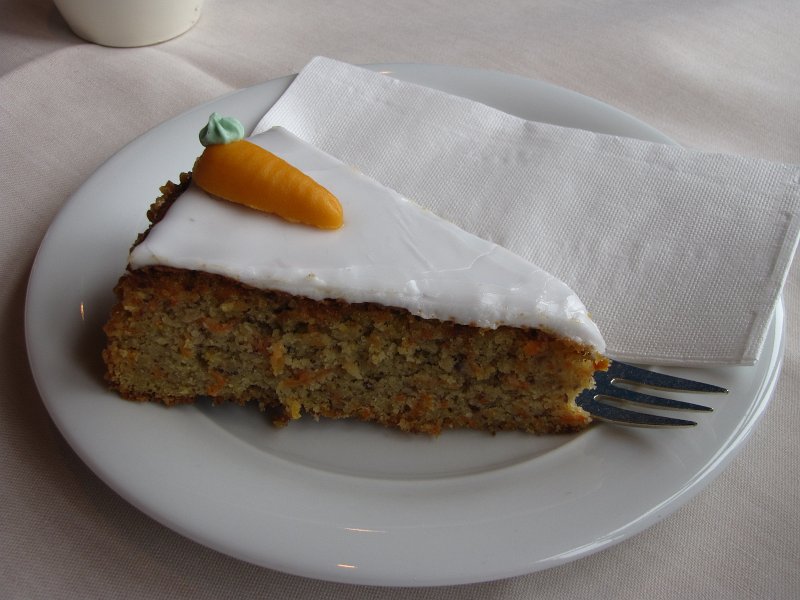 Rublitorte of karottenkuchen.jpg - In een restaurant een Zwitserse specialiteit bij de koffie, Rublitorte of Karottenkuchen.